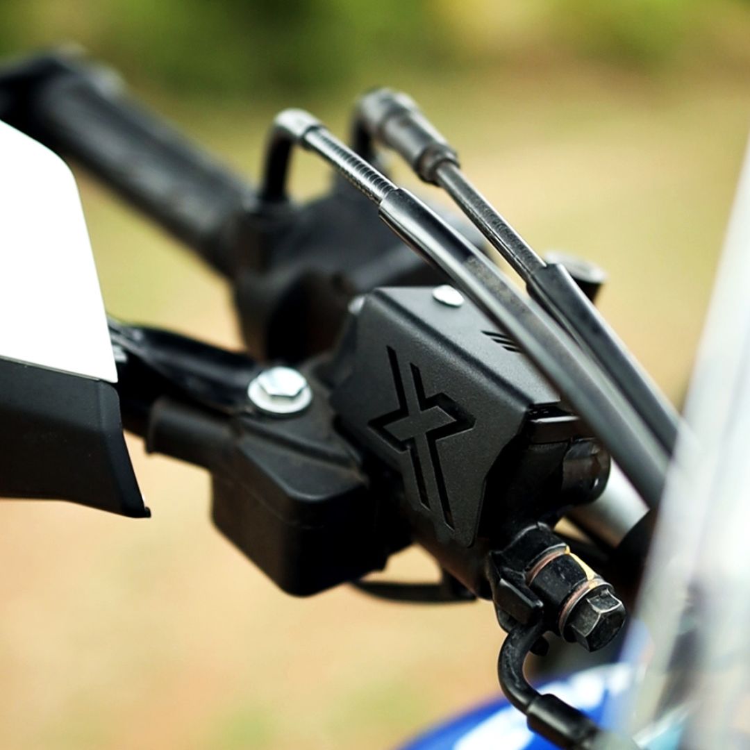 XPULSE 210 FRONT DISC OIL CAP  ( BLACK )