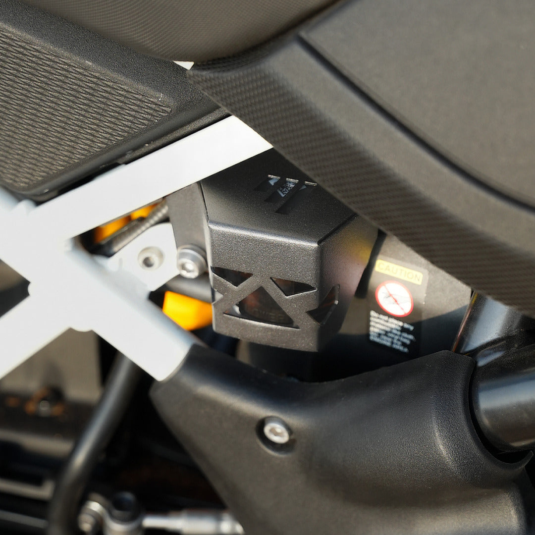RTX 300 REAR DISC OIL CAP  BLACK